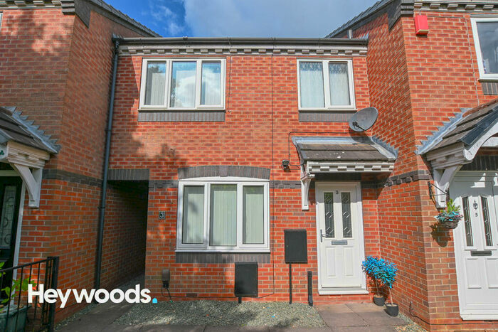 3 Bedroom Town House To Rent In Onslow Drive, Bradwell, Newcastle-under-Lyme, ST5