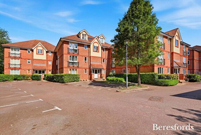 2 Bedroom Apartment For Sale In St. Marys Lane, Upminster, RM14