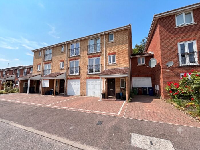 4 Bedroom Town House For Sale In Primrose Close, Luton, Bedfordshire, LU3