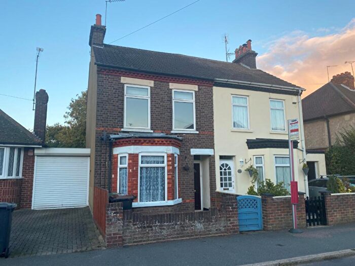 3 Bedroom Semi-Detached House To Rent In Ashcroft Road, Luton, Bedfordshire, LU2
