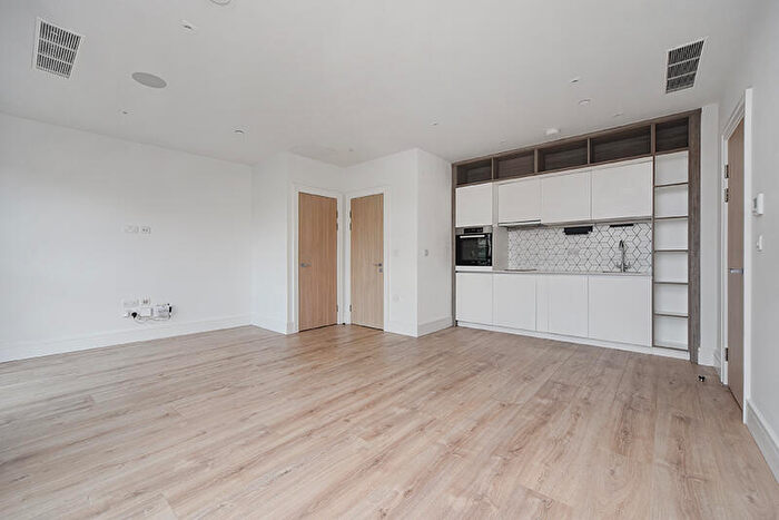 1 Bedroom Flat To Rent In Station Road, Addlestone, Surrey, KT15