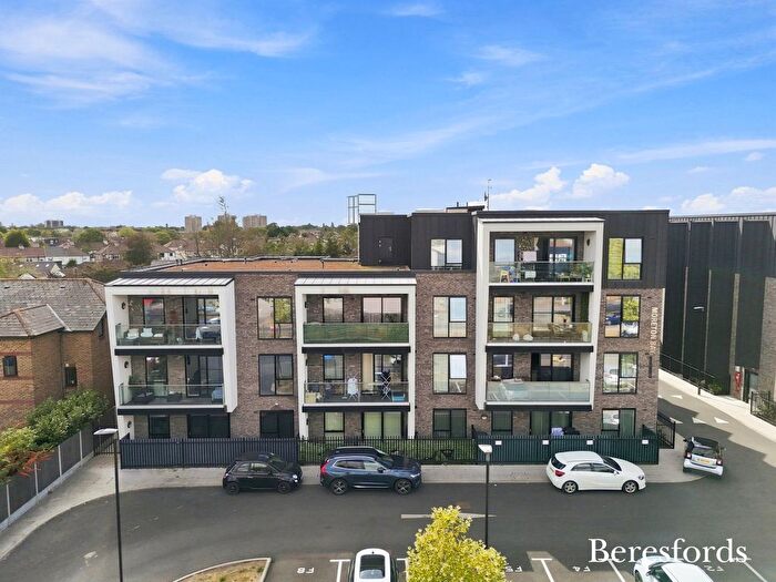 2 Bedroom Flat For Sale In Moreton Bay Apartments, Gidea Park, RM2