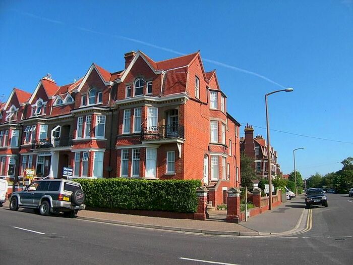 2 Bedroom Flat To Rent In South Terrace, Littlehampton, West Sussex, BN17