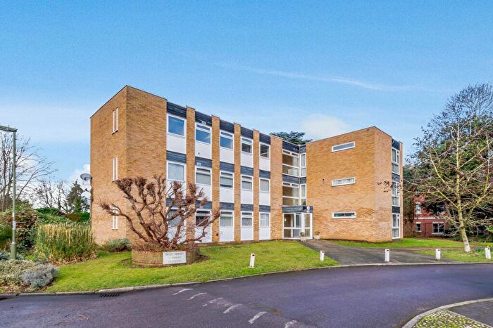 2 Bedroom Flat To Rent In Berkeley Court, Weybridge, Surrey, KT13