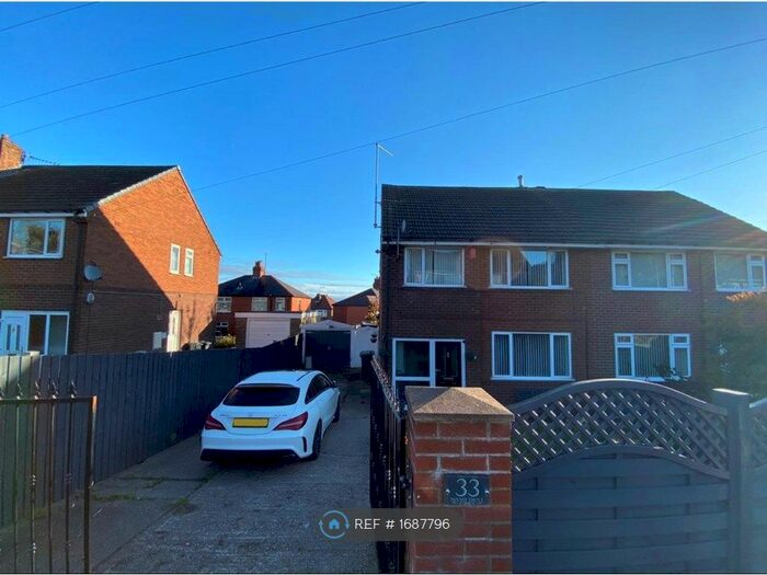 4 Bedroom Semi-Detached House To Rent In Manse Drive, Huddersfield, HD4