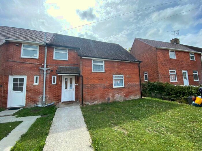 4 Bedroom Semi-Detached House To Rent In Stuart Crescent, Winchester, SO22