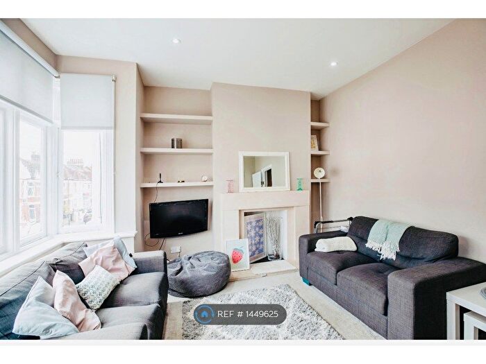 3 Bedroom Flat To Rent In Tooting, London, SW17