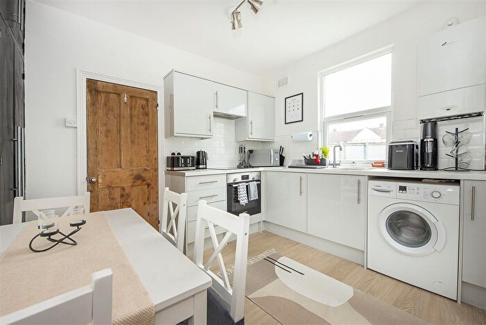 1 Bedroom Maisonette For Sale In Kingston Road, Raynes Park, SW20