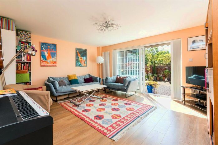 4 Bedroom Property To Rent In Tranton Road, Bermondsey, SE16