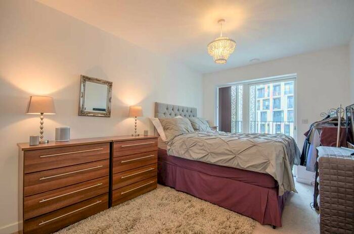 2 Bedroom Flat To Rent In Atkins Square, Hackney Downs, E8