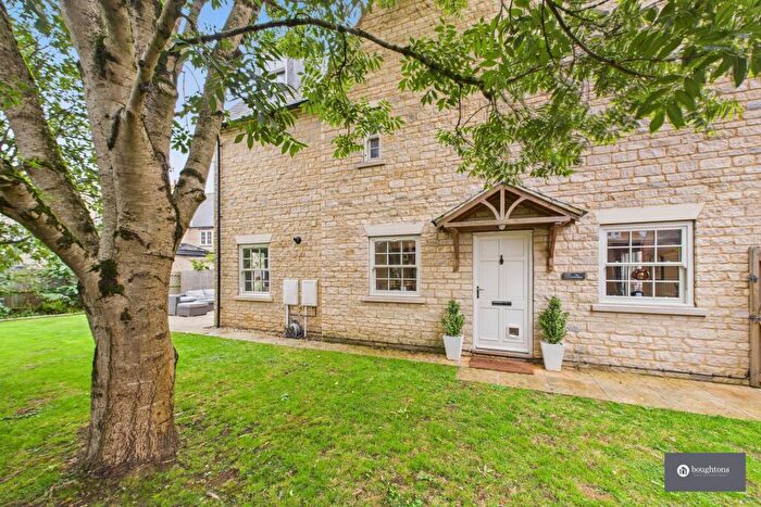 4 Bedroom Semi Detached House For Sale In Sycamore Close, Brackley, NN13