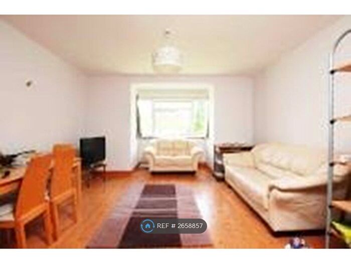 2 Bedroom Flat To Rent In Lovelace Gardens, Surbiton, KT6