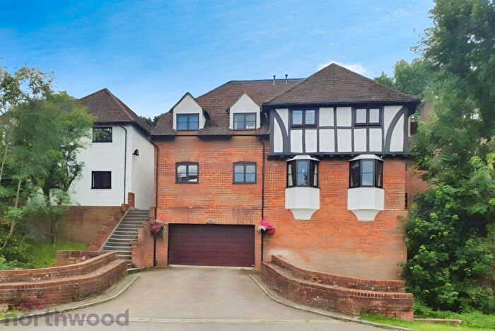 2 Bedroom Flat To Rent In Bassetsbury Lane, High Wycombe, HP11