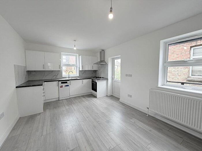 3 Bedroom Flat To Rent In St. Andrew's Road, London, E17