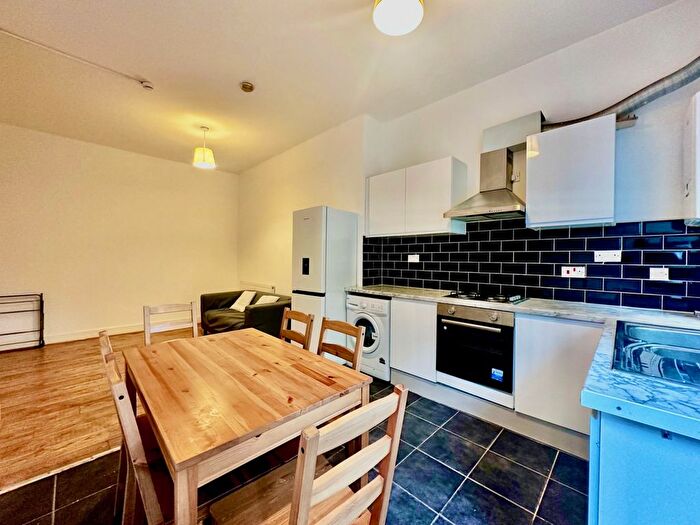 2 Bedroom Flat To Rent In South Lambeth Road, SW8