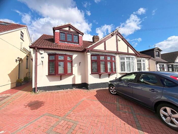 4 Bedroom Bungalow For Sale In Geoffrey Avenue, Romford, RM3