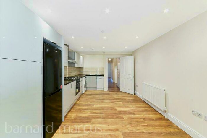 2 Bedroom Flat To Rent In Holly Park Road, N11