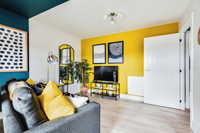 2 Bedroom Flat For Sale In Crabhill At Kingsgrove, Wantage, OX12