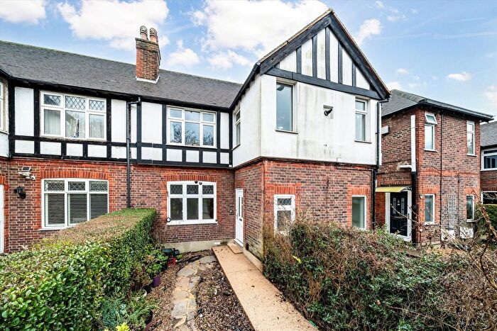 3 Bedroom Flat For Sale In Wellington Road, Twickenham, TW2