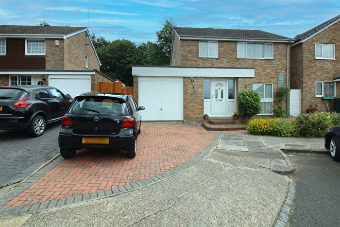 4 Bedroom Detached House For Sale In Pound Hill, Crawley, RH10