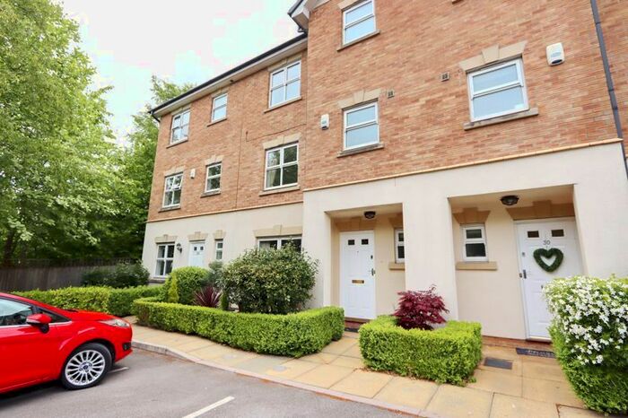 4 Bedroom Town House To Rent In Hampstead Drive, Whitefield, Manchester, M45