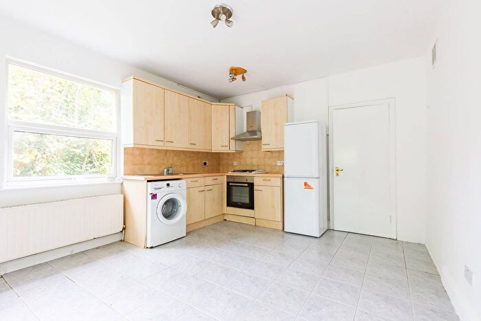 3 Bedroom Flat To Rent In Muswell Avenue, Muswell Hill, London, N10