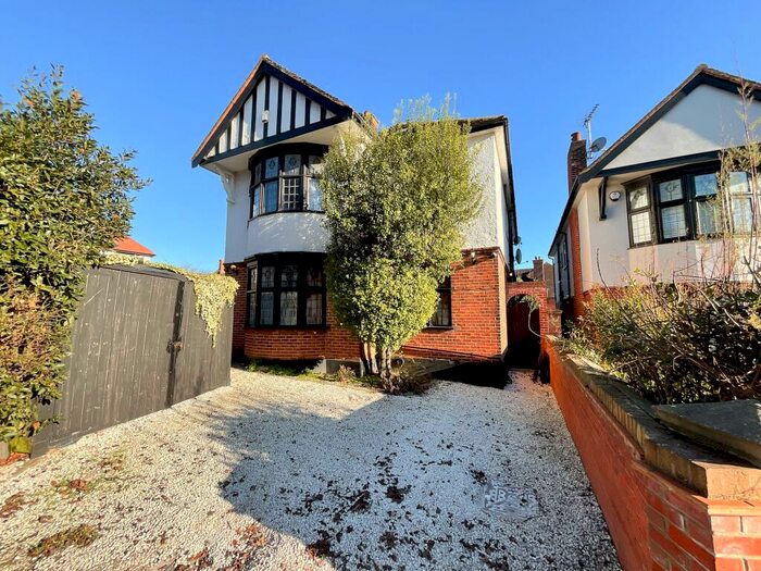 1 Bedroom Apartment To Rent In Room, Parkside, Westcliff-on-Sea, SS0