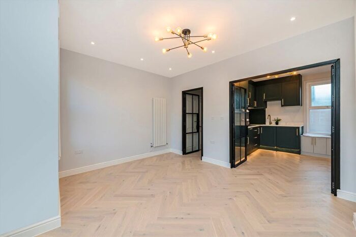 2 Bedroom Flat For Sale In Elbe Street, Fulham, SW6