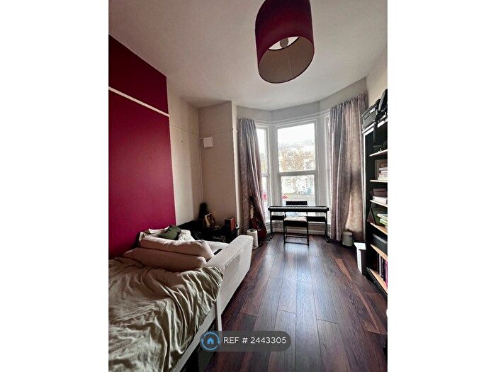 2 Bedroom Flat To Rent In Garratt Lane, London, SW17