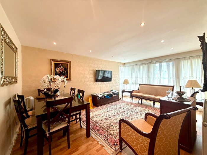 2 Bedroom Flat To Rent In Hendon Lane, London, N3