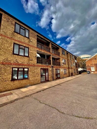 1 Bedroom Flat To Rent In Hows Road, Uxbridge, UB8