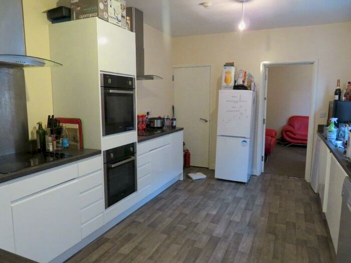 6 Bedroom Semi-Detached House To Rent In Faraday Road, Nottingham, NG7