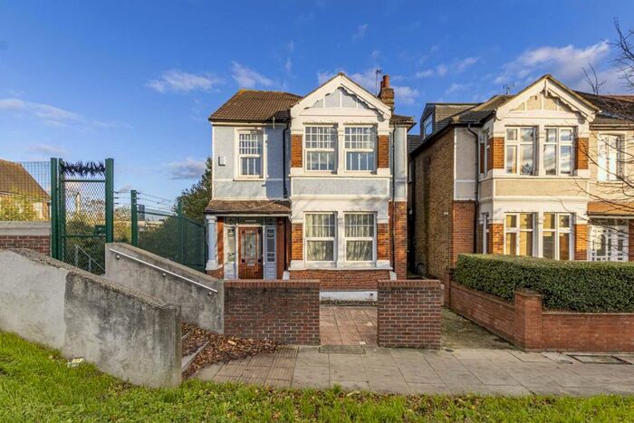 3 Bedroom Flat To Rent In Hanger Lane, London, W5