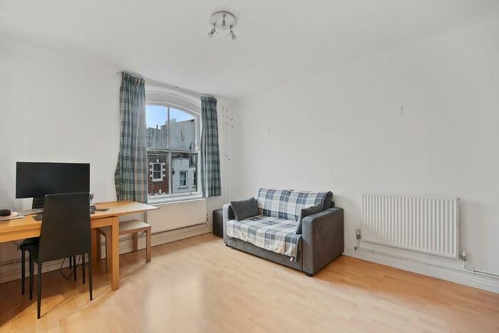 1 Bedroom Apartment To Rent In Haywards Place, Clerkenwell, EC1R