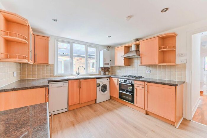 3 Bedroom Maisonette To Rent In Himley Road, Tooting, London, SW17
