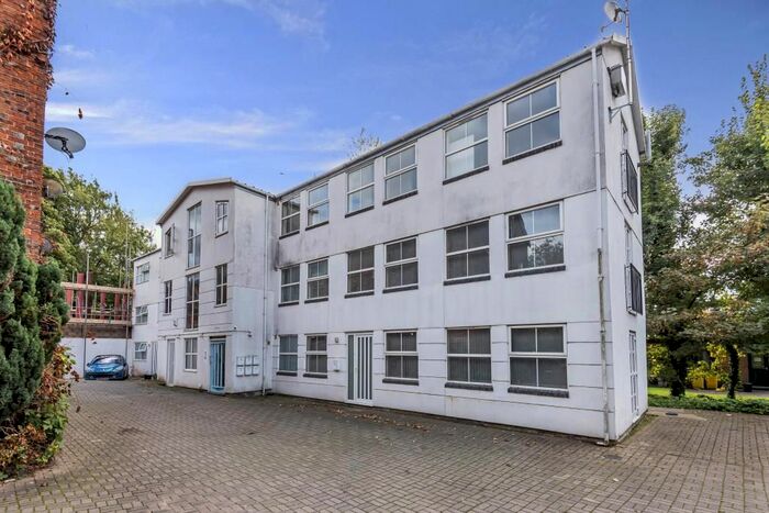 2 Bedroom Flat To Rent In West Wycombe Road, High Wycombe, HP11