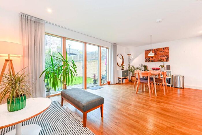 1 Bedroom Flat To Rent In Mildmay Avenue, Islington, London, N1