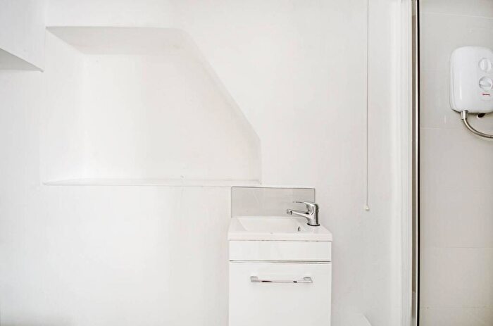 Studio To Rent In Golders Green Road, Golders Green, London, NW11