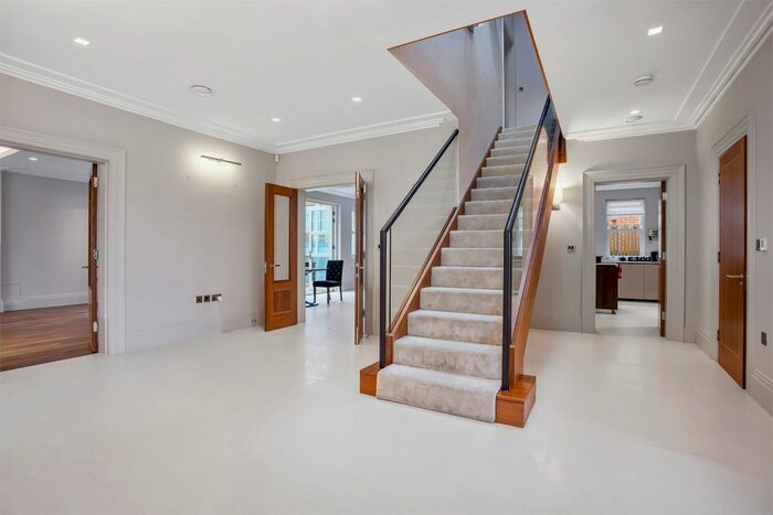 5 Bedroom Detached House To Rent In Wood Farm Close, Stanmore, HA7