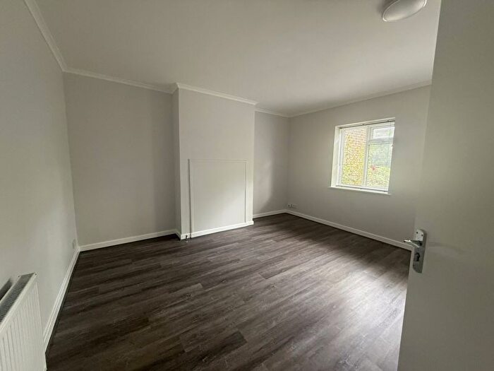 2 Bedroom Flat To Rent In High Road, London, N12