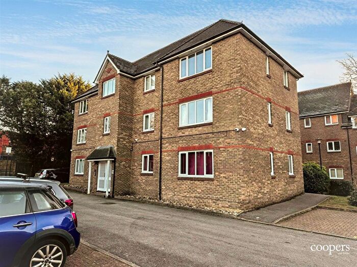 1 Bedroom Flat For Sale In Elm Park Road, Pinner, HA5