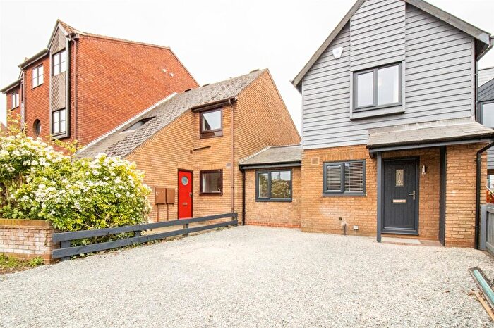 3 Bedroom Link Detached House To Rent In Meadow Close, Nottingham, Nottinghamshire, NG2