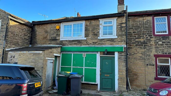 2 Bedroom Flat To Rent In Thorp Garth, Idle, Bradford, BD10