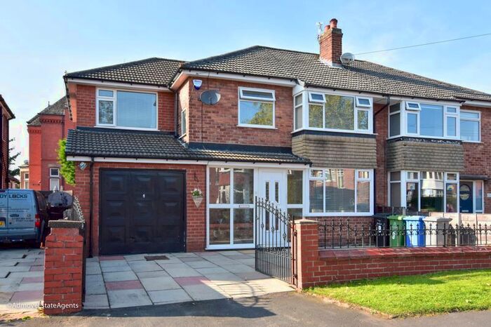 4 Bedroom Semi-Detached House To Rent In Fairlands Road, Sale, M33