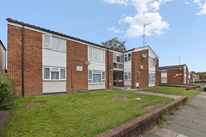 2 Bedroom Flat For Sale In Douglas Crescent, Hayes, UB4