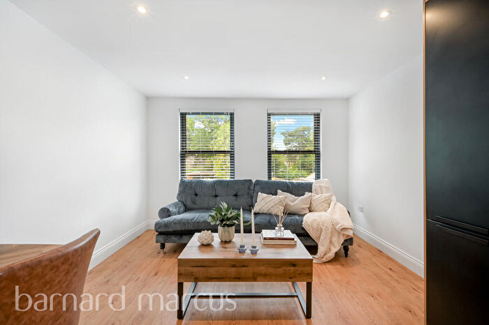 2 Bedroom Apartment To Rent In Friern Park, London, N12