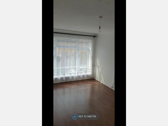 1 Bedroom Flat To Rent In Clayhall, Ilford, IG5