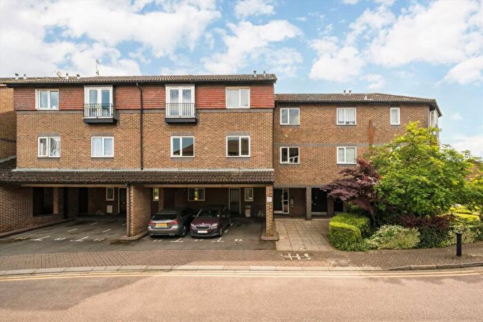 2 Bedroom Flat For Sale In Abbeyfields Close, Willesden, NW10