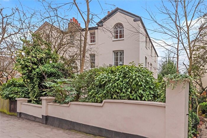 2 Bedroom Flat For Sale In South End Road, Hampstead Heath, NW3