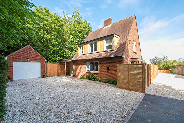 4 Bedroom Detached House For Sale In Halls Farm Close, Winchester, SO22